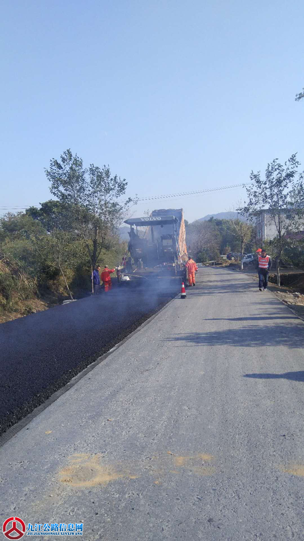 永修宝罗线油路重建工程路面开始沥青摊铺.png